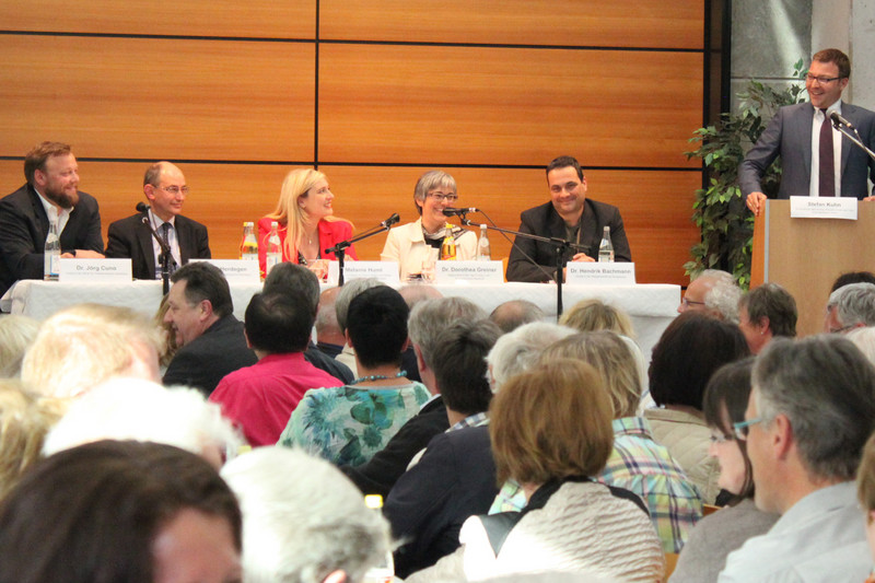 Auf dem Podium (von links): Chefarzt Dr. Jrg Cuno, Richter Peter Herdegen, Staatsministerin Melanie Huml, Regionalbischfin Dr. Dorothea Greiner, Chefarzt Dr. Hendrik Bachmann und EAK-Vorsitzender Stefan Kuhn (Moderator)