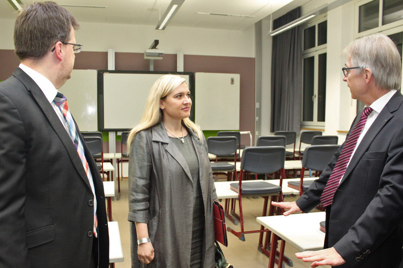 Staatsministerin Melanie Huml und Brgermeister Dr. Christian Lange lassen sich von Schulleiter Wolfgang Funk (rechts) eines der neuen Klassenzimmer im Clavius Gymnasium Bamberg zeigen.