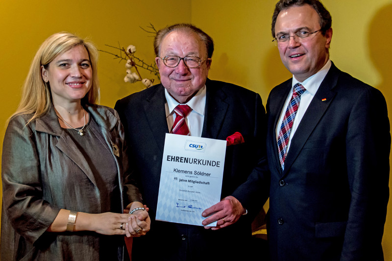 Staatsministerin Melanie Huml, Jubilar Oberamtsrat a.D. Klemens Sldner und Bundesminister a.D. Dr. Hans-Peter Friedrich (von links)