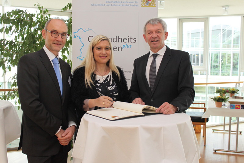 Gesundheitsministerin Melanie Huml mit Bambergs Landrat Johann Kalb (rechts) und Lothar Riemer (Abt. Gesundheitswesen Lkr. Bamberg)