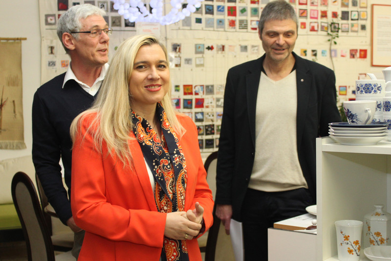 Standortleiter Volker Htteroth (links) und Laufer Mhle Geschftsfhrer Michael Thiem (rechts) fhren Gesundheitsministerin Melanie Huml durch das KreisLauf Kaufhaus Bamberg (Pdeldorfer Str. 73).