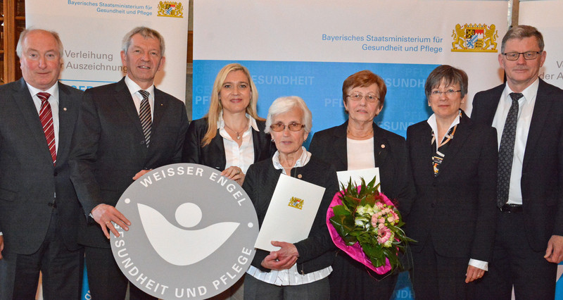  Das Foto zeigt von links: Burgebrachs ehemaligen Brgermeister Georg Bogensperger (CSU), Bambergs Landrat Johann Kalb (CSU), Staatsministerin Melanie Huml (CSU), Elfriede Jungblut, Ingrid Hofmann, Oberfrankens Regierungsprsidentin Heidrun Piwernetz und 