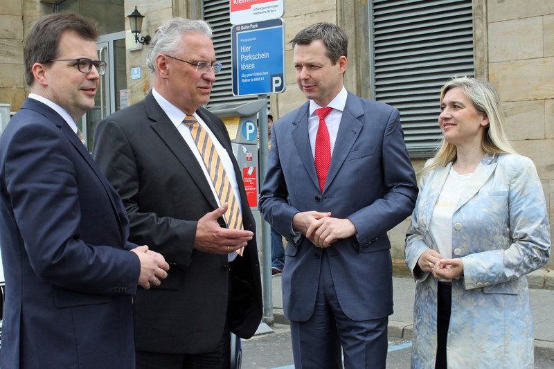 Bayerns Innenminister Joachim Herrmann (2.v.li.) im Gesprch mit den beiden Bamberger Abgeordneten, dem Parl. Staatssekretr Thomas Silberhorn und der Staatsministerin Melanie Huml, und mit dem CSU-Kreisvorsitzenden Brgermeister Dr. Christian Lange (li.)