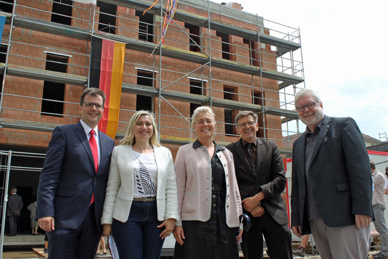 Brgermeister Dr. Christian Lange, Staatsministerin Melanie Huml, Universittskanzlerin Dr. Dagmar Steuer-Flieser, Bauamtsleiter Jrgen Knig und Universittsprsident Prof. Dr. Dr. Godehard Ruppert