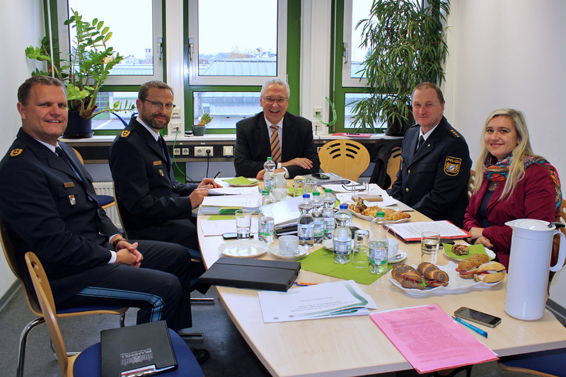 Oberfrankens Polizeiprsident Schieder, Bayerns Innenminister Herrmann, Bambergs Polizeidirektor Schreiber und Staatsministerin Huml (v.li.) besprechen die neuen Sicherheitsmanahmen.