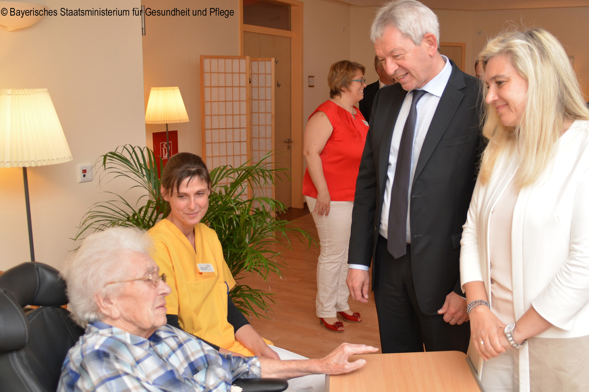 Gesundheitsministerin Melanie Huml und Landrat Johann Kalb im Gesprch mit Gesprch mit einer Bewohnerin und einer Pflegekraft