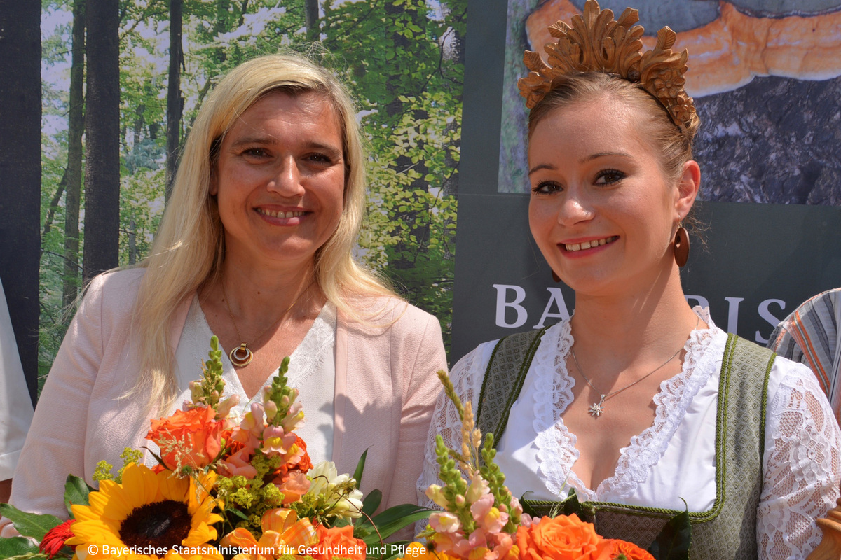 Bayerns Gesundheitsministerin Melanie Huml und die bayerische Waldknigin Johanna Gierl 