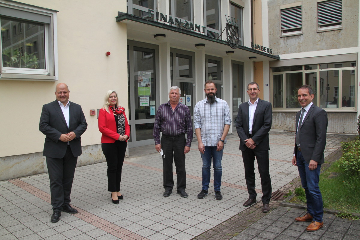 Besuch beim Finanzamt Bamberg: Mit (v.re.) Finanzamtsleiter Dr. Heribert Zankel, Personalratsvorsitzenden Wolfgang Schmitt, ELSTER-Beauftragter Bernhard Will und Sachgebietsleiter Wolfgang Eller (v.re.) haben sich die beiden Landtagsabgeordneten Staatsmin