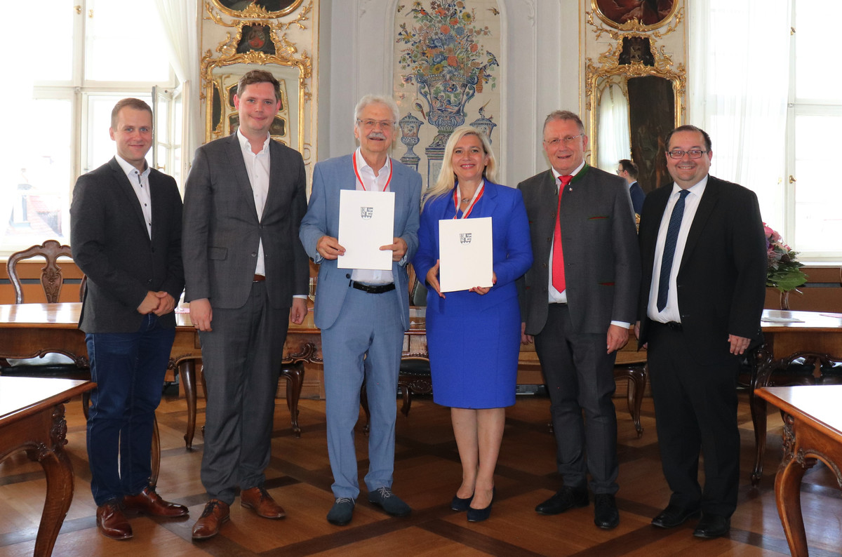 Das Foto zeigt (v.li.): Bezirksrat Florian Khler, Jonas Glsenkamp, 2. Brgermeister der Stadt Bamberg, Paul Maar, Staatsministerin Melanie Huml, Bezirkstagsprsident Henry Schramm, Bezirksrat Thomas Sder. (Foto: Nicole Fleischer)